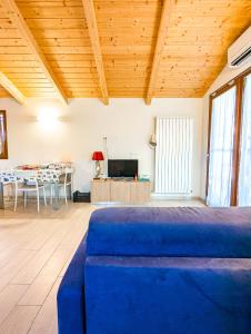 un ampio soggiorno con divano blu e tavolo di Agriturismo Ardizio 43 a Pesaro