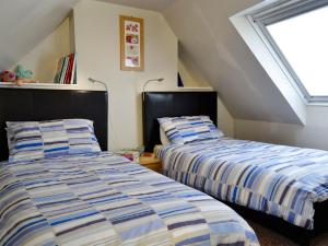 Giường trong phòng chung tại Coldhome Cottage