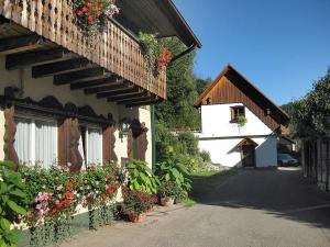 a building with flowers on the side of it at Gästehaus am Eichbach in Schramberg