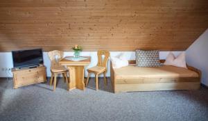 Habitación con 1 cama, 2 sillas y mesa. en Am Roten Hammer I Gasthof und Pension, en Kurort Oberwiesenthal