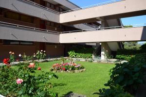 a garden in front of a building at Apartments Via Dei Platani in Marina di Bibbona