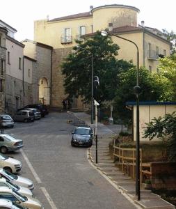 una calle con coches estacionados en un estacionamiento en Albergo Miramonti, en Potenza