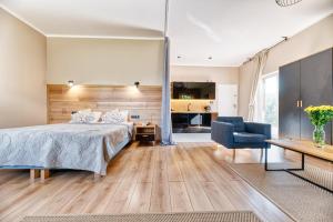 sypialnia z łóżkiem, biurkiem i krzesłem w obiekcie MONTEZERA sauna i widok na góry w Piechowicach
