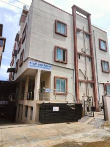 un edificio con un cartel en la parte delantera en Lishan Apartment, en Mysore