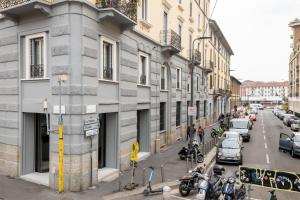 budynek na ulicy z samochodami zaparkowanymi na ulicy w obiekcie Ripa Apartments Milano - Ripa 57 w Mediolanie +37 zdjęć
