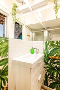 ein Bad mit einem Waschbecken und einem Spiegel in der Unterkunft Ripa Apartments Milano - Ripa 57 in Mailand