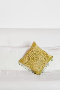 eine gelbe Muschelschale auf einem Bett in der Unterkunft Ripa Apartments Milano - Ripa 57 in Mailand