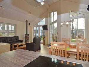 ein Wohnzimmer mit einer Couch und einem Tisch in der Unterkunft Strandhus Sellin - Apt. 02 in Ostseebad Sellin