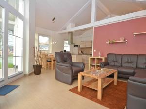 ein Wohnzimmer mit einem Sofa und einem Tisch in der Unterkunft Strandhus Sellin - Apt. 02 in Ostseebad Sellin