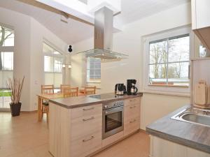 Küche/Küchenzeile in der Unterkunft Strandhus Sellin - Apt. 02