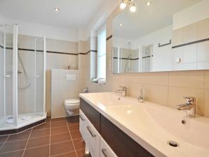 Ein Badezimmer in der Unterkunft Strandhus Sellin - Apt. 02