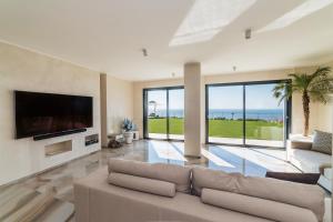 Televízia a/alebo spoločenská miestnosť v ubytovaní Villa Sabrina Riviera dei Fiori a Picco sul Mare con Piscina Privata ,WELLNESS & SPA