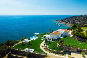 una vista aérea de una casa en una colina junto al océano en Villa Sabrina Riviera dei Fiori a Picco sul Mare con Piscina Privata ,WELLNESS & SPA en Imperia