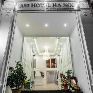 Khách Sạn A83Hotel في هانوي: باب زجاجي كبير لفندق به نباتات الفخار