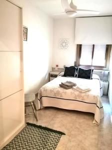 a bedroom with a large bed and a window at Precioso apartamento de lujo in Torredembarra