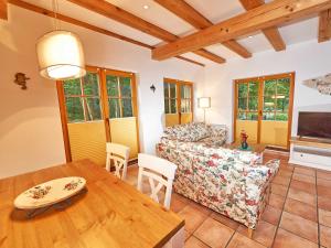 een woonkamer met een bank en een tafel bij Strandschlösschen Sellin - Haushälfte 1 in Ostseebad Sellin