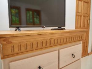 een flatscreen-tv op een ladekast bij Strandschlösschen Sellin - Haushälfte 1 in Ostseebad Sellin