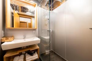 ein Bad mit einem Waschbecken und einer Dusche in der Unterkunft Appartementhaus Arzt in Zell am See