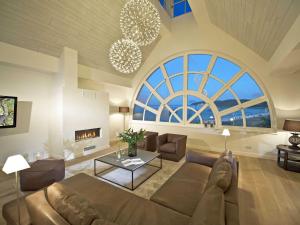 sala de estar amplia con sofá y chimenea en Strandschloss Binz - Penthouse "Royal Beach" mit Sauna, Kamin, Terrasse, Meerblick en Binz