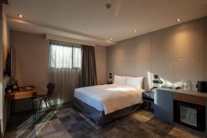 Rúm í herbergi á Roaders Plus Hotel - Theme
