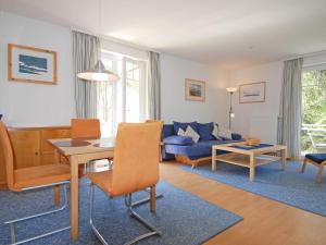 ein Wohnzimmer mit Tisch und Couch in der Unterkunft Strandwohnungen Sellin - WG04 mit 2 Balkonen in Ostseebad Sellin