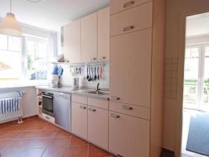 Küche/Küchenzeile in der Unterkunft Strandwohnungen Sellin - WG04 mit 2 Balkonen
