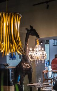 een kroonluchter en een paardenlamp in een restaurant bij 19 Tile Ceramic Concept - by Unlock Hotels in Caldas da Rainha