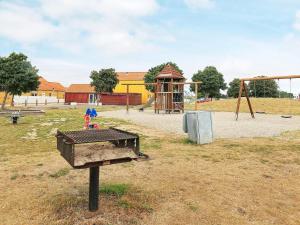 Ο χώρος παιχνιδιού για παιδιά στο 6 person holiday home in Rudkøbing-By Traum
