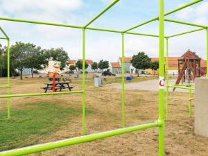 Ο χώρος παιχνιδιού για παιδιά στο 6 person holiday home in Rudkøbing-By Traum
