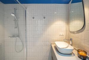 W łazience znajduje się prysznic, toaleta i umywalka. w obiekcie Malaga Centro Terraza Rosaleda w Maladze +9 zdjęć