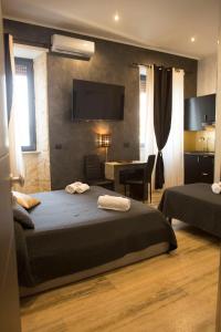 Jadore Monic في روما: غرفة نوم مع سرير وغرفة معيشة مع مكتب