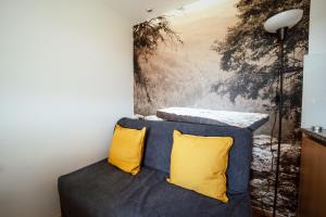 a bedroom with a bed with two yellow pillows at Canastro do Vidoeiro in Vieira do Minho