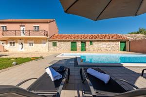 Bazén v ubytování Villa Moki ZadarVillas nebo v jeho okolí