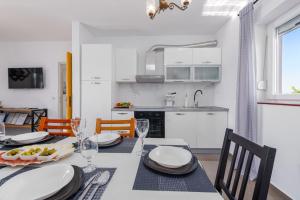 Kuchyň nebo kuchyňský kout v ubytování Villa Moki ZadarVillas