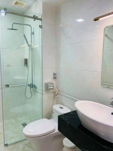 Thành Nam Hotel Tuần Châu في ها لونغ: حمام مع دش ومرحاض ومغسلة