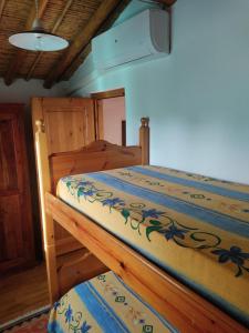 1 dormitorio con 2 camas en una habitación en Antica Casa dei Contadini di Orosei, en Orosei