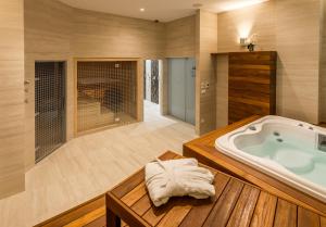 łazienka z jacuzzi w pokoju w obiekcie Admiral Hotel w Zagrzebiu