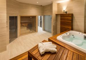 ein Badezimmer mit Whirlpool-Badewanne im Zimmer in der Unterkunft Admiral Hotel in Zagreb