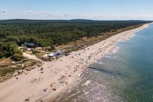 uma vista superior de uma praia com uma multidão de pessoas em Apartamentai ant jūros kranto Preiloje em Preila