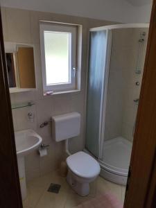 Koupelna v ubytování Apartmani Jereb