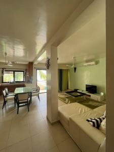 un salon avec un canapé et une table dans l'établissement Appartement "AMINA" mit Pool, à Saly Portudal