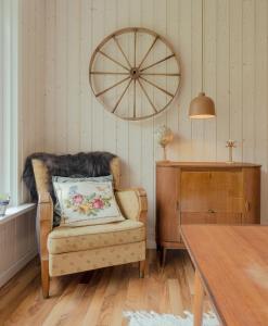 salon z krzesłem i stołem w obiekcie Authentic Cabin - Unique location - In nature - 2BR w mieście Hellur