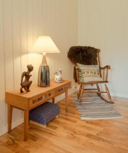 Pokój ze stołem z lampką i krzesłem w obiekcie Authentic Cabin - Unique location - In nature - 2BR w mieście Hellur