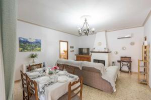 una sala de estar con una mesa y un sofá en Casa rural Entre Olivos, en La Puebla de Cazalla