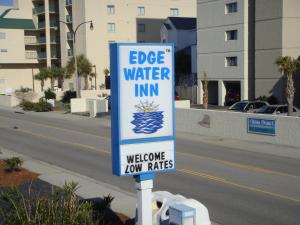 Una señal que dice "posada de agua del borde" en una calle. en Edgewater Inn, en Myrtle Beach