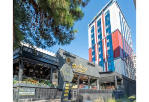 Um restaurante Mcdonalds em frente a um edifício alto. em Ma City Hotel em Istambul