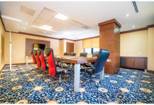 une salle de conférence avec une table et des chaises dans l'établissement Ma City Hotel, à Istanbul