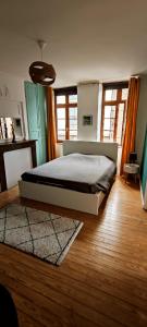 Ένα ή περισσότερα κρεβάτια σε δωμάτιο στο Le Godefroy de Bouillon