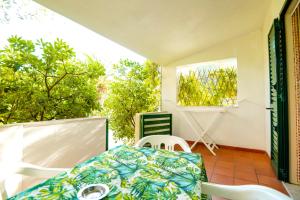 Zimmer mit einem Bett und Stühlen auf einem Balkon in der Unterkunft Villa Ulimare Family Residence in Vieste