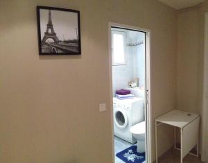 a bathroom with a toilet and a picture of the eiffel tower at Appartement A deux pas de Montmartre in Paris